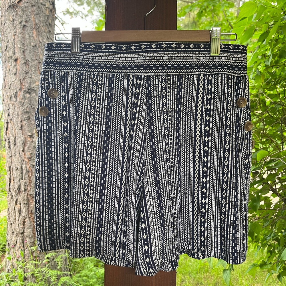 ROBERT LOUIS women’s shorts size L color Navy and White